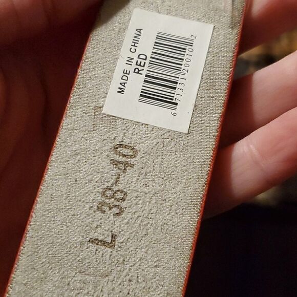 1.5 inch wide red riveted belt - Picture 4 of 4